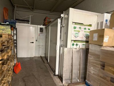 une pièce remplie de cartons et de palettes en bois