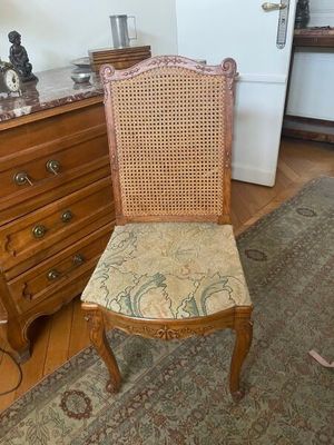 une chaise qui se trouve au milieu d'une pièce