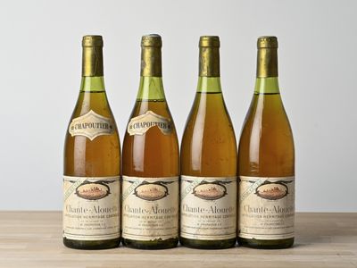 trois bouteilles de vin posées sur une table en bois