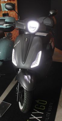 un scooter exposé dans une pièce