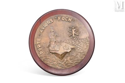 une image représentant une médaille sur laquelle figure un bateau