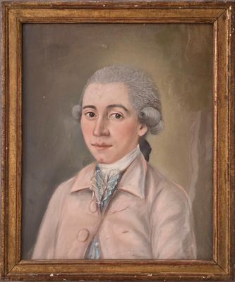 portrait d'une femme vêtue d'un manteau rose et d'une cravate bleue