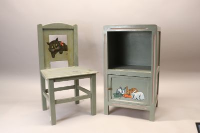 Chaise d'enfant et chevet en bois peint à décor d'un chat et…