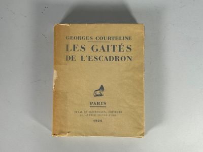 un vieux livre posé sur une table à côté d'un mur blanc