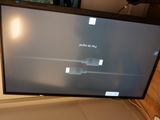 une télévision à écran plat posée sur un bureau