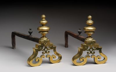 Paire de chenets en fonte de fer et laiton poli et doré à dé…