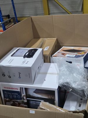 de nombreuses caisses de matériel électronique dans un grand entrepôt