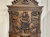 une horloge en bois accrochée au mur d'une pièce