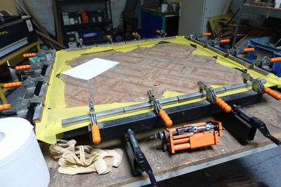 une photo d'un établi avec beaucoup d'outils dessus