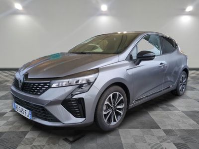 une voiture argentée garée dans une pièce au sol en damier