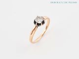gros plan d'une bague en diamant sur une surface blanche