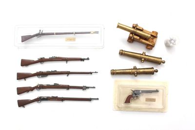 beaucoup d'armes à feu et d'autres objets qui se trouvent sur la table