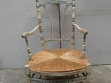 une chaise en bois dont l'assise est en bois