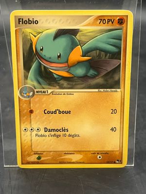 gros plan d'une carte pokemon dans un étui en plastique