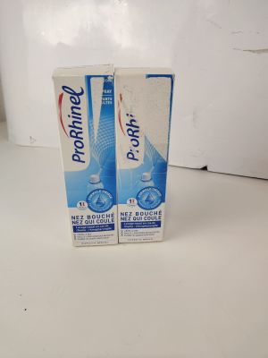 deux tubes de dentifrice posés sur un plan de travail blanc