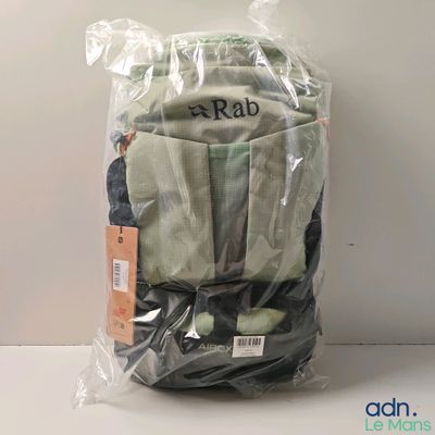 un sac de vêtements posé sur une table
