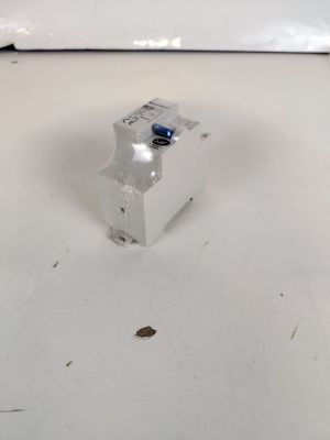un petit morceau de plastique posé sur une table