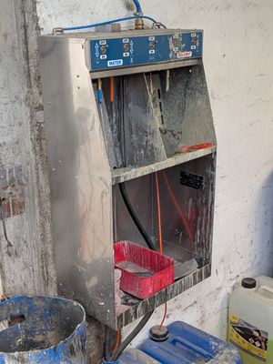 une photo d'une cuisine avec une cuisinière et des seaux d'eau