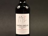 une bouteille de vin posée sur une table noire