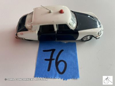 une petite voiture de police avec un ruban bleu dessus