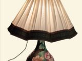 une lampe posée sur une table et munie d'un abat-jour