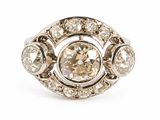 gros plan d'une bague en diamant sur fond blanc