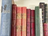 de nombreux livres qui se trouvent sur une étagère dans la pièce