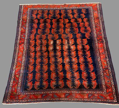 un tapis rouge et bleu sur fond gris