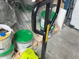 une palette remplie de peinture et d'autres objets dans un garage