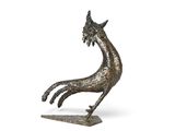 sculpture en bronze représentant un cheval sur un socle, sur fond blanc