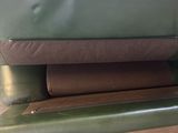 une personne assise sur une chaise verte