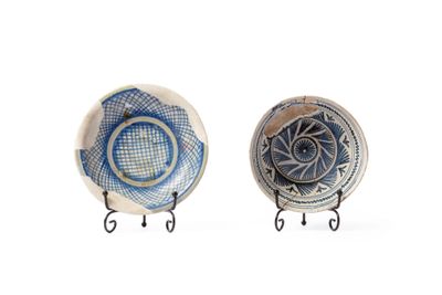 deux assiettes ornées de motifs, posées sur un support