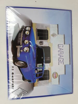 une photo d'une photo représentant une voiture bleue accrochée au mur