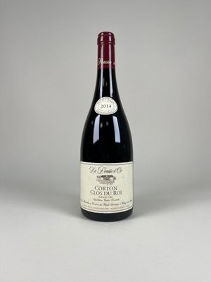 la bouteille de vin rouge est posée sur la table