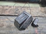 un petit appareil électronique posé sur une table