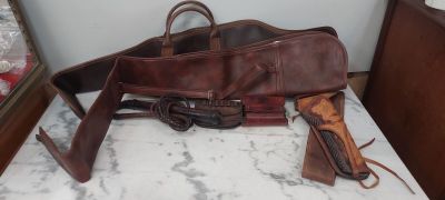 un sac en cuir marron posé sur un comptoir en marbre