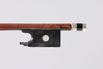 gros plan d'un archet de violon sur fond blanc