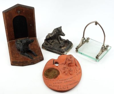 trois petits objets en métal, dont un chien, une plaque en verre et un porte-clés