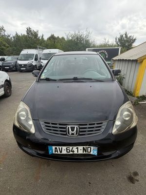 La voiture est garée sur le parking, à côté d'autres voitures