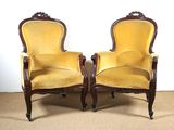 paire de chaises anciennes recouvertes de velours jaune et dotées de pieds sculptés