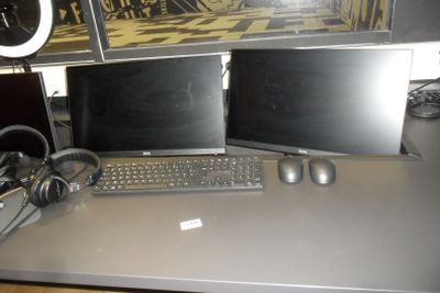 deux écrans d'ordinateur et un clavier sur un bureau