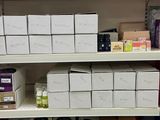 de nombreuses boîtes, les unes à côté des autres, sur les étagères du magasin