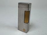 un briquet posé sur une surface blanche