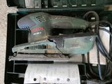 une ponceuse filaire dans une boîte à outils avec d'autres outils