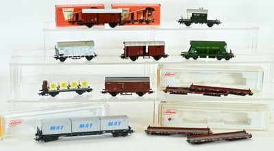 de nombreux petits trains exposés sur une surface blanche