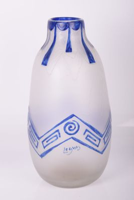 un vase bleu et blanc posé sur une surface blanche