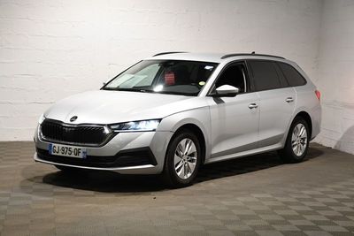 une photo d'une Skoda blanche garée dans un garage