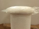 une pile de papier toilette posée sur une boîte en carton
