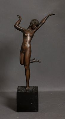statue en bronze représentant un torse féminin nu, posée sur un socle en marbre