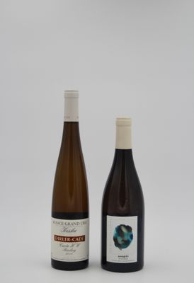 deux bouteilles de vin posées l'une à côté de l'autre sur une surface blanche